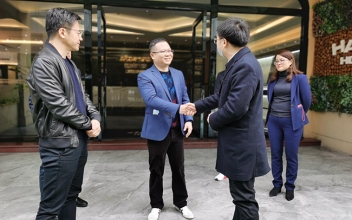 <b>致敬|商務(wù)部外貿(mào)司副司長(zhǎng)楊國(guó)良率調(diào)研組蒞臨迅亞建材調(diào)研，助力陶瓷出口發(fā)展</b>